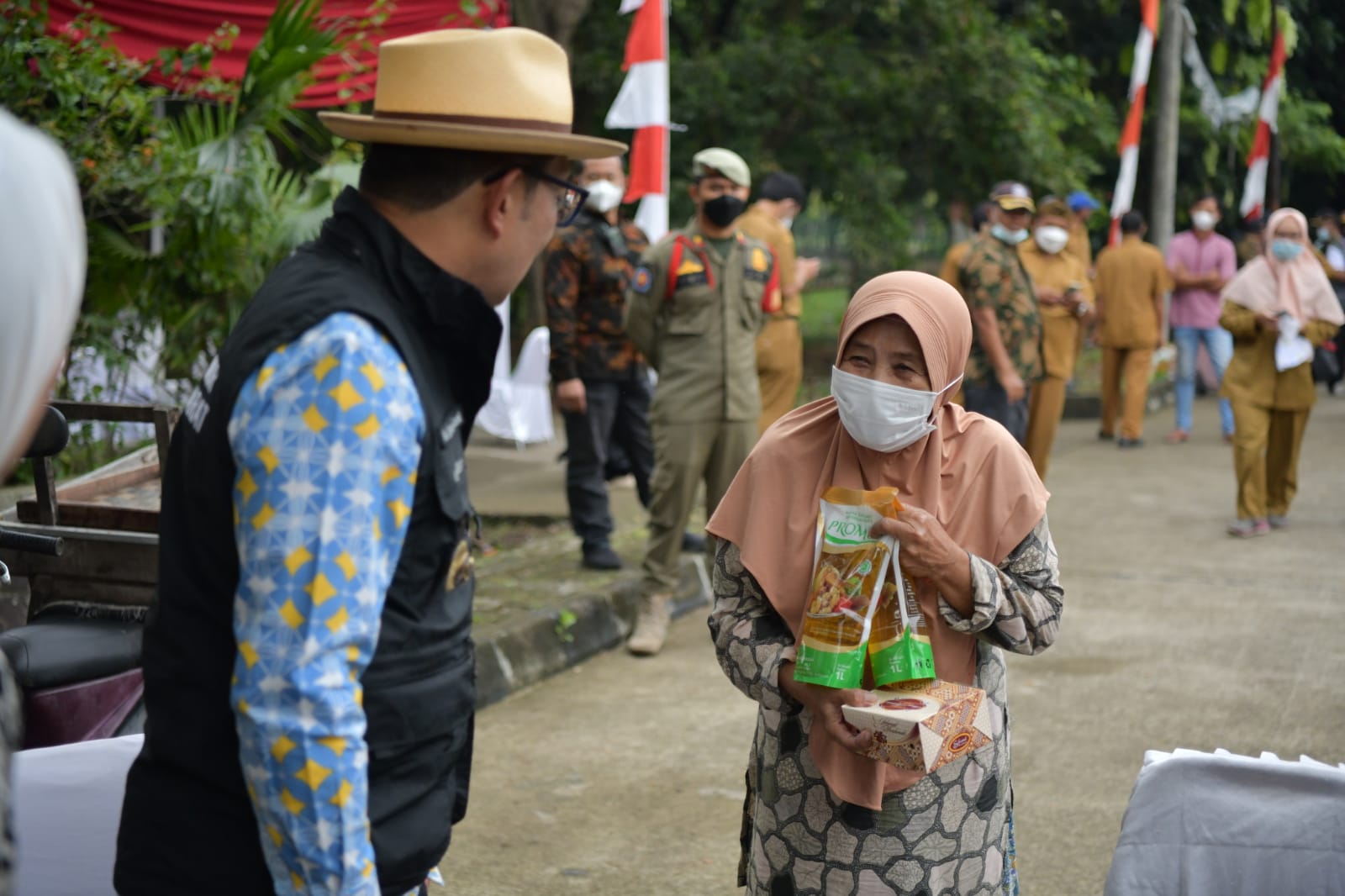 Emak-Emak Curhat ke Gubernur soal Susahnya Cari Minyak Goreng, Ridwan Kamil: Per Desa Dikirimi 15.000 Liter