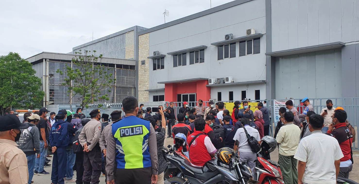 Anjuran Disnaker Dicueki, Buruh Kabupaten-Kota Bekasi Geruduk PT Comeca dan Sintra Sinarindo, Korlap : Ancam D