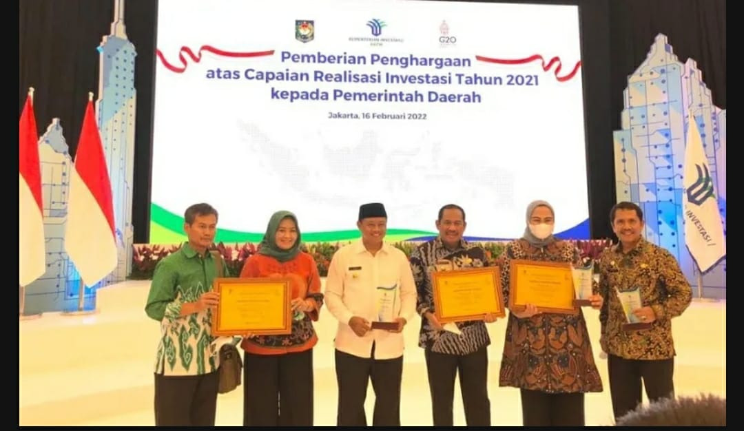 Gubernur Ridwan Kamil Diganjar Penghargaan Realisasi Investasi Terbaik