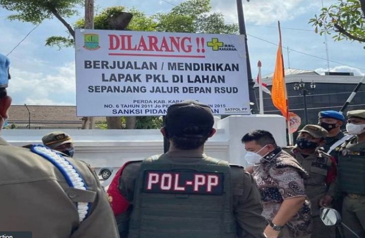 Pemkab Karawang Bongkar Lapak PKL di Sepanjang Jalan Depan RSUD