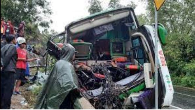 Kecelakaan Maut, Bus Pariwisata Menabrak Tebing yang Ada di Pinggir Jalan, 13 Orang Tewas