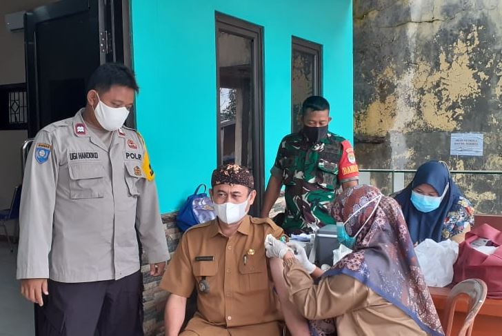 Cegah Lonjakan Covid-19, Aparatur Desa Cikarageman Mulai Vaksinasi Booster