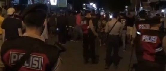 Mencekam, Bawa Berbagai Senjata Tajam Dua Ormas di Purwakarta Saling Serang di Tengah Kota