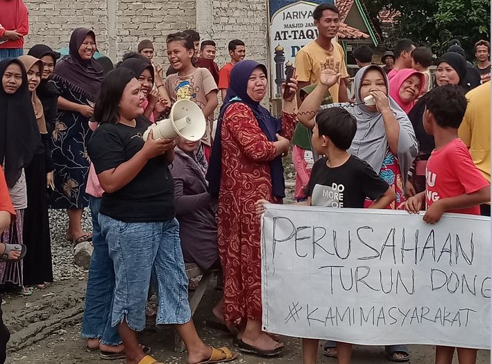 Tak Kunjung Diperbaiki, Emak-emak Blokir Jalan Pakai Kursi dan Ban Mobil