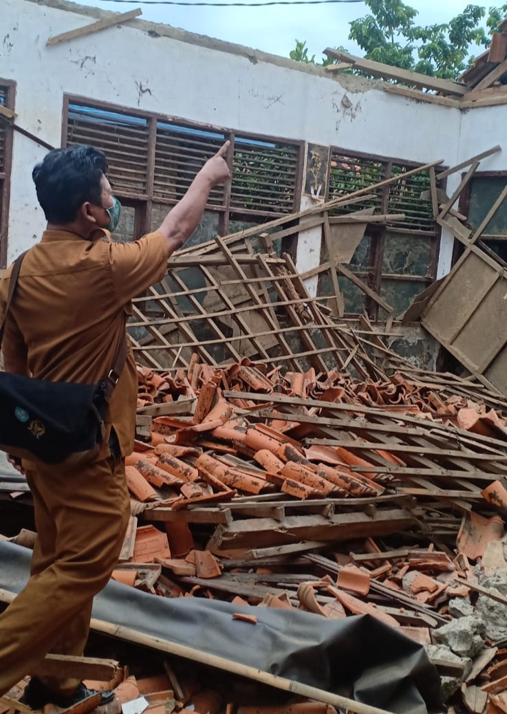 Gedung Kelas Roboh, Padahal Baru 10 Tahun Dibangun, Pejabat Disdik Baru Tinjau Lokasi