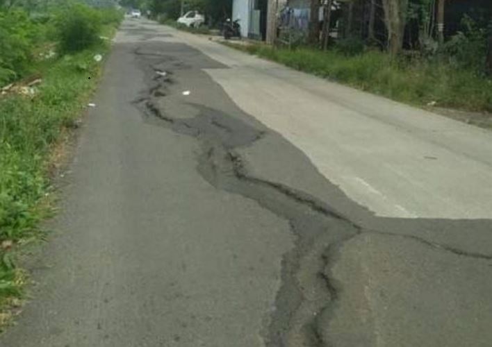 Riskan Kecelakaan, Warga Keluhkan Jalan Layapan yang Berlubang dan Rusak