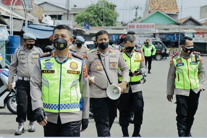 Cek Pelaksanaan Vaksinasi, Kapolres Bagikan Beras ke Masyarakat