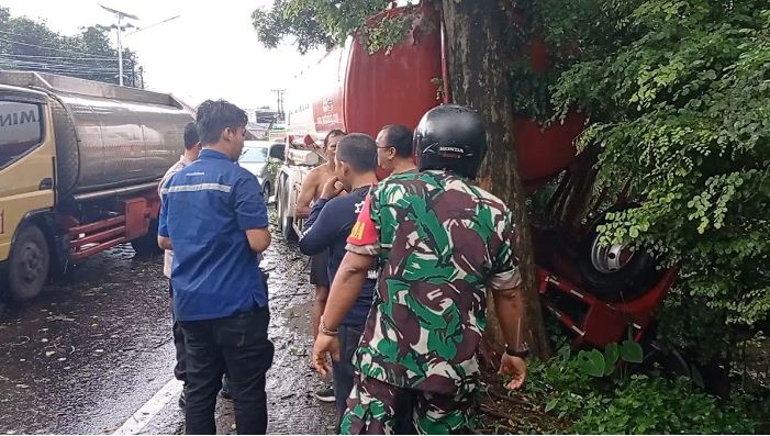 Truk Tangki Pertamina Kecelakaan, No Polisi Diburu Netizen