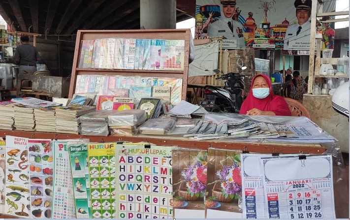 Kisah Yuyun, 22 Tahun Jualan Koran di Kolong Flyover Cikampek