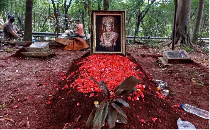 Wasiat Dimakamkan di Masjid Tak Dipenuhi, Jenazah Dorce Gamalama Ditumpuk di Makam Sepupu, Ini Alasannya