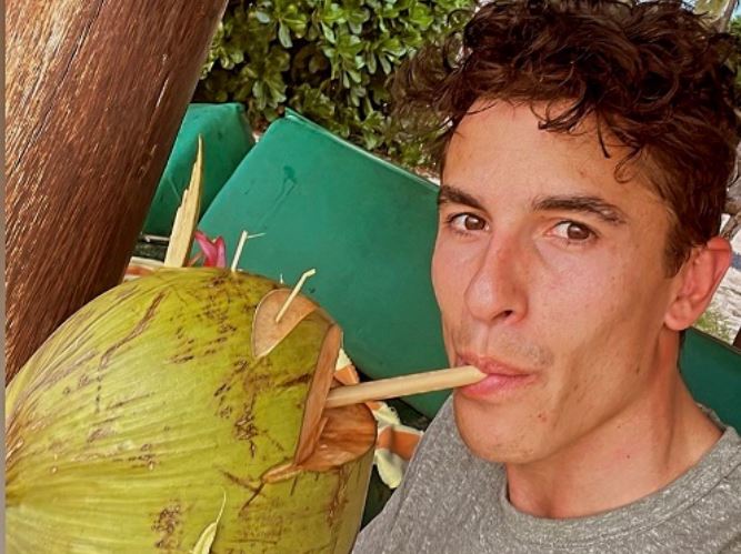 Minum Kelapa Muda di Pinggir Pantai, Pembalap Marc Marquez Nikmati Mandalika