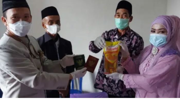 Nikah Tanggal Cantik, Mas Kawin Minyak Goreng 1 Liter, Dibayar Tunai, Sah!