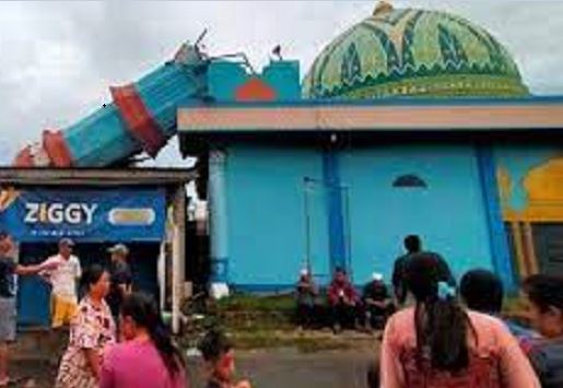 Akibat Hujan Lebat Disertai Angin Kencang, Menara Masjid Roboh Hantam Rumah Warga