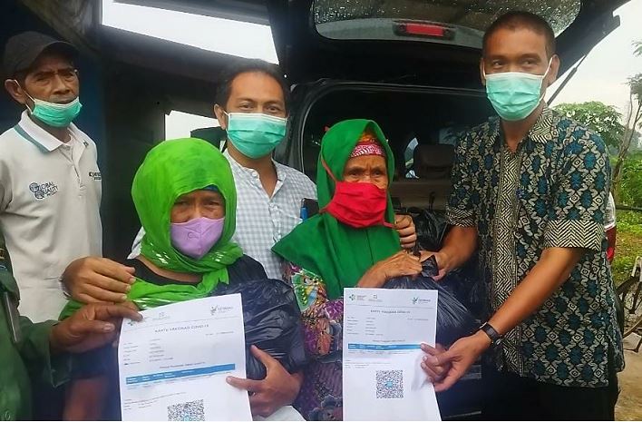 Gandeng Puskesmas Kotabaru, Muspika Gelar Vaksinasi Lansia dan Bagikan Sembako