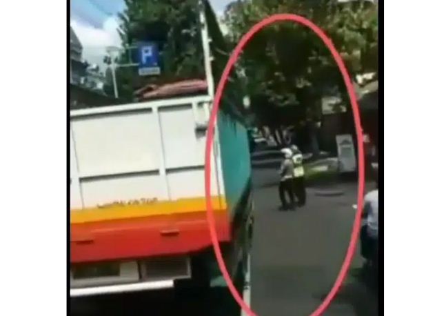 Viral, Video Oknum Polisi Ngamuk, Sopir Truk Dilempar Helm
