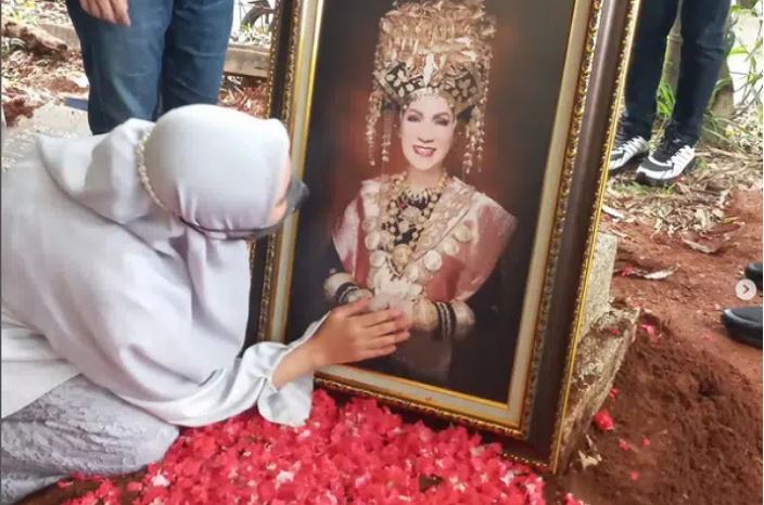 Nama di Nisan Pakai Nama Asli, Dorce Gamalama Dimakamkan Sebagai Laki-Laki, Ini Alasan Pihak Keluarga