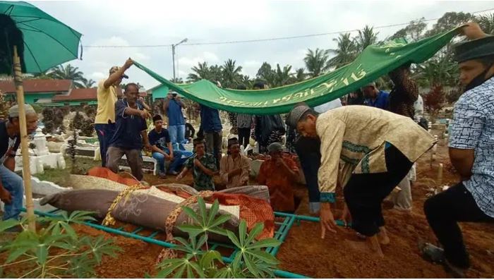 Isak Tangis Pemakaman Novi Amelia, Pihak Keluarga Sebut Bukan Bunuh Diri, Tapi Terjatuh