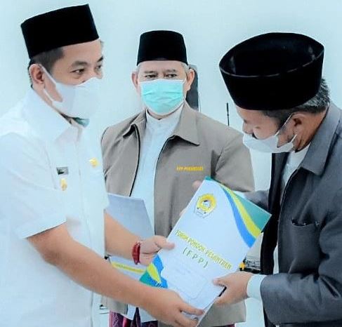 Pemkab Serahkan Piagam Izin Operasional 464 Pondok Pesantren, Wabup: Ponpes Harus Jadi Lembaga Edukasi, Sosial