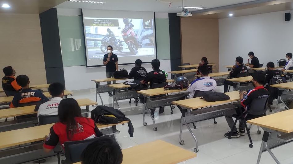 Pengguna Vario Berlatih di Safety Riding Park Cikarang