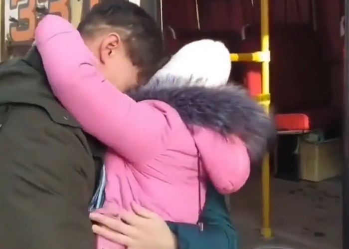 Viral, Momen Perpisahan Antara Anak dan Ayahnya yang Akan Ikut Perang di Ukraina