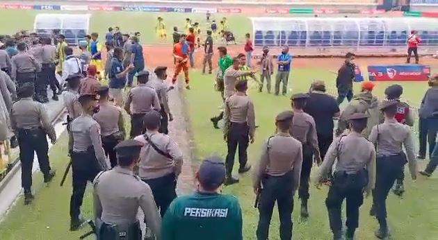 Kalah dari Karo United, Pemain Persikasi Kena Pukul Polisi, Pemain dan Supporter Bentrok dengan Aparat