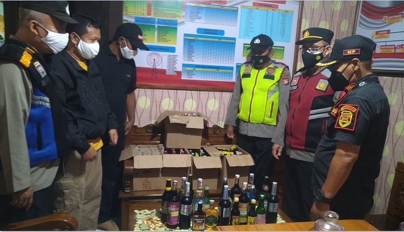 Berkedok Warung Jamu, Puluhan Botol Miras Disita