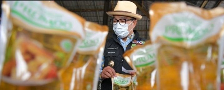 Ridwan Kamil Bawa Ribuan Plastik Minyak Goreng untuk Emak-emak Pangandaran