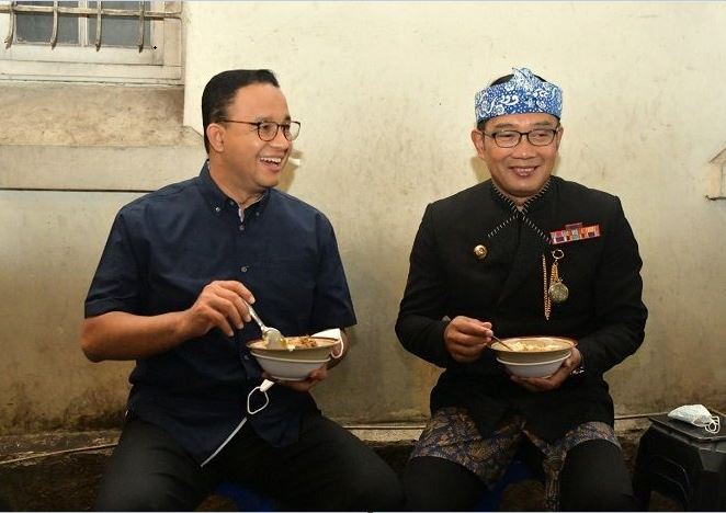 Menikmati Bubur Ayam di Kawasan Asia Afrika, Ridwan Kamil dan Anies Makin Mesra