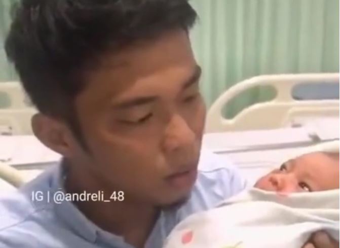 Viral, Seorang Ayah Bukannya Lantunkan Azan ke Anaknya yang Baru Lahir, Ehh Malah Takbiran, Netizen Seret Mena