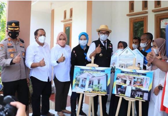 Ridwan Kamil Serahkan Bantuan Rulahu di Karawang-Bekasi, Nilainya Tembus Rp 78 Miliar