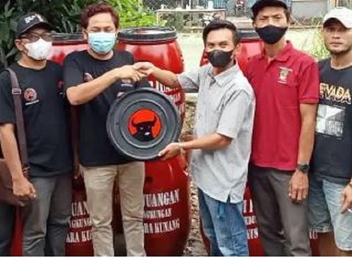 Anggota DPRD Salurkan Puluhan Tong Sampah Gambar Banteng
