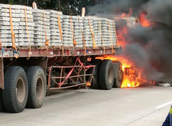 Diduga Kosleting Listrik pada Mesin Mobil, Truk Kontainer Bermuatan Panel Beton Terbakar