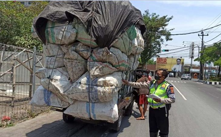 Membahayakan dan Merugikan, Truk-Truk Overkapasitas Cuek Masuk Cikarang