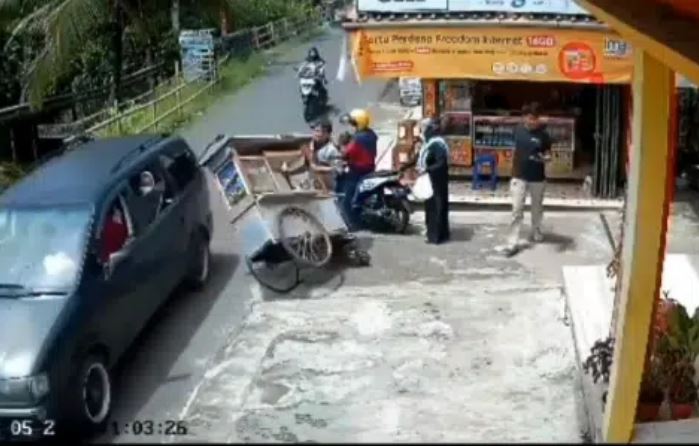 Viral, Video Gerobak Tukang Bakso Terguling, Fix Bukan Akting, Netizen: Mohon Maaf Belom Bisa Bantu