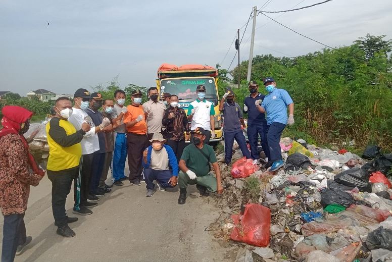 Gelorakan Hidup Sehat, Warga Majalaya Rame-rame Bersihkan Sampah yang Berserakan