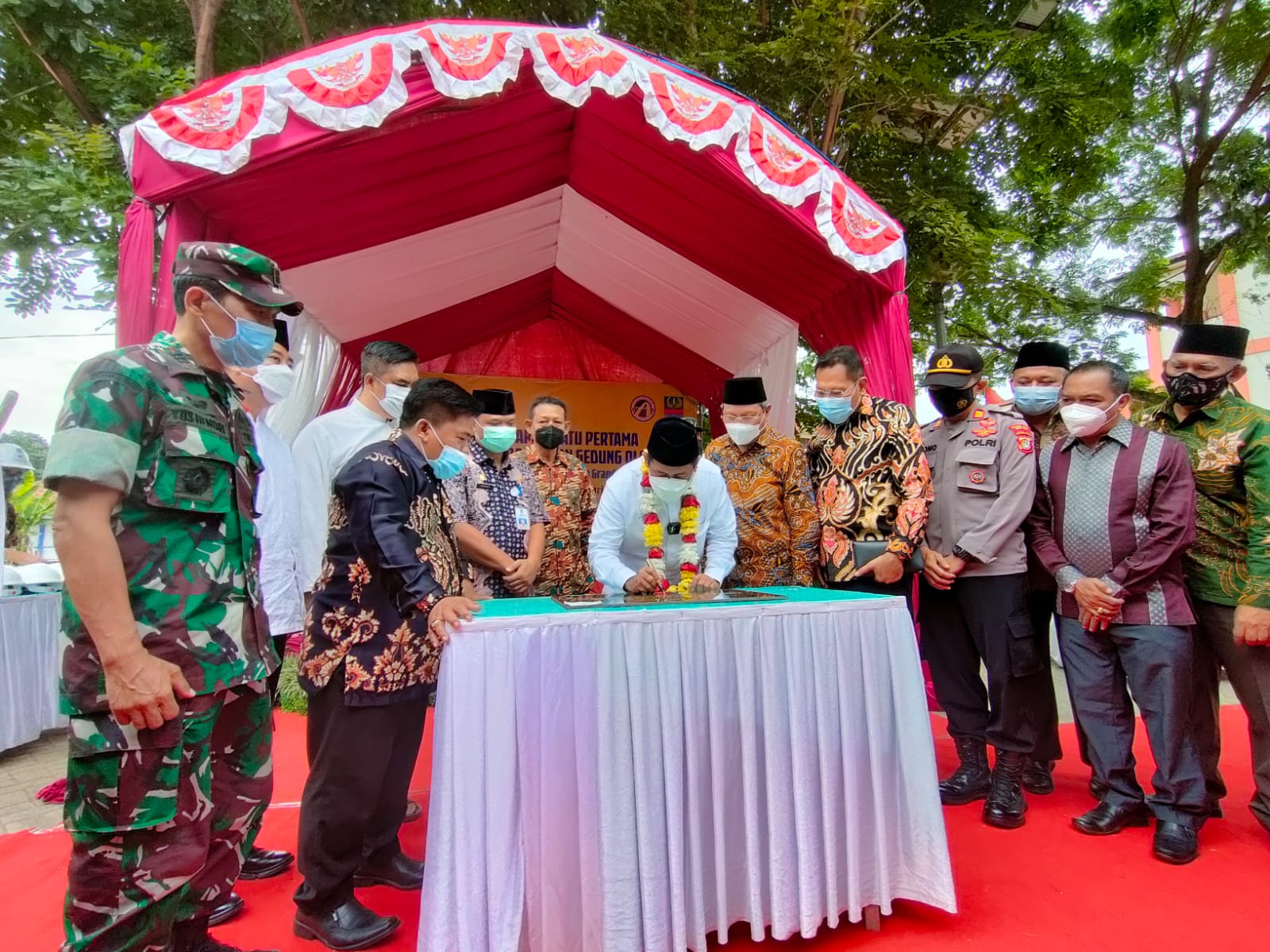 Pembangunan GOR FKW-GW Dimulai, Plt Bupati Bekasi Letakkan Batu Pertama