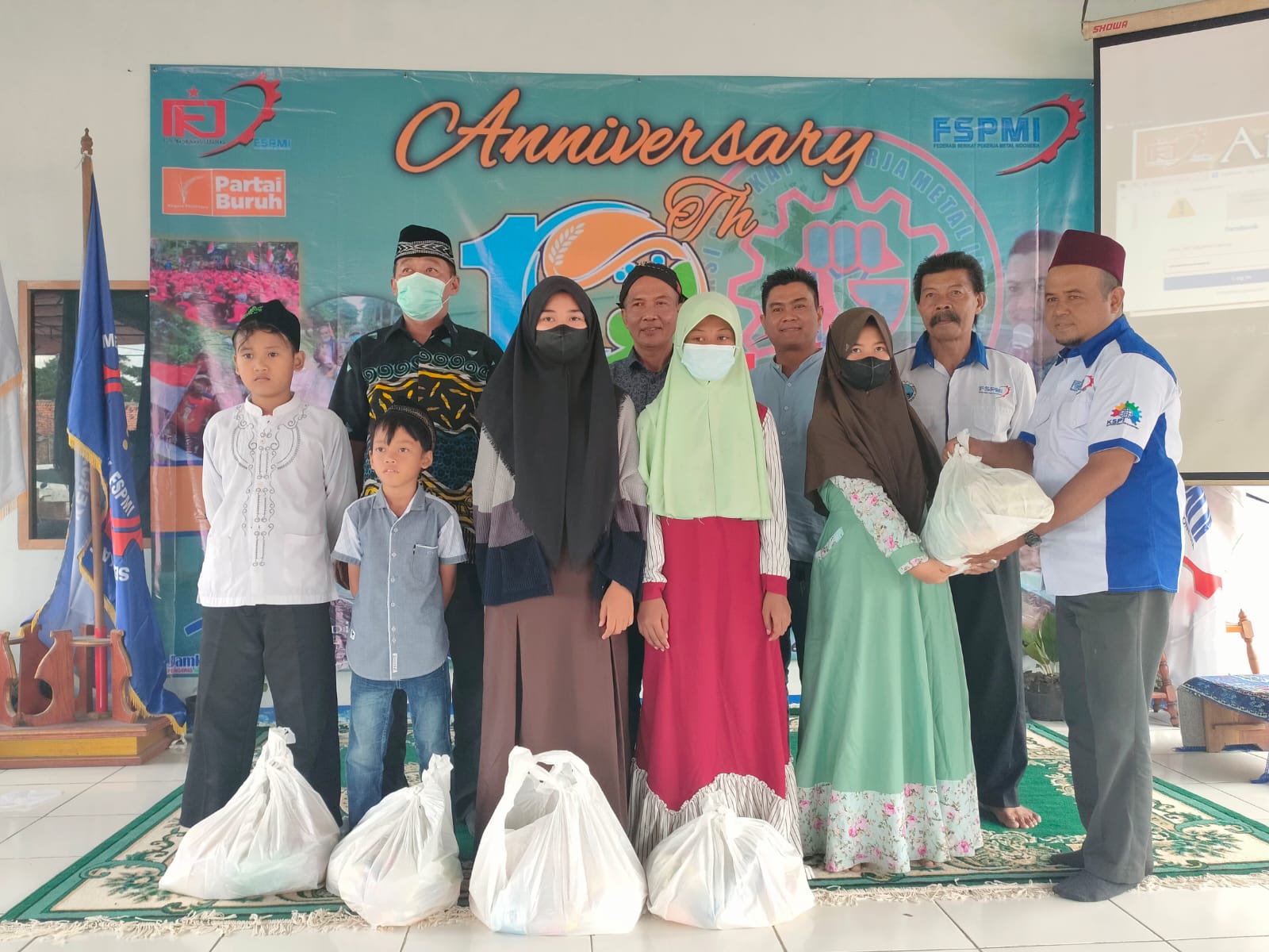 Buruh di Jababeka Sebar 1000 Bantuan untuk Anak Yatim-Piatu