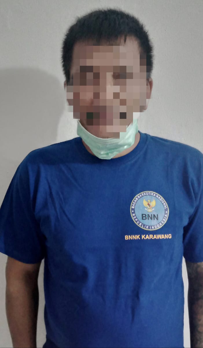 BNNK Karawang Geledah Lemari Warga Purwasari, Isinya Seplastik Ganja Kering Siap Edar