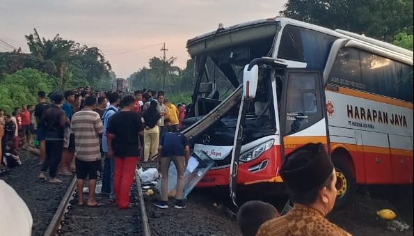 Innalillahi.... Kereta Api Tabrak Bus, 4 Orang Meninggal Dunia Di Lokasi