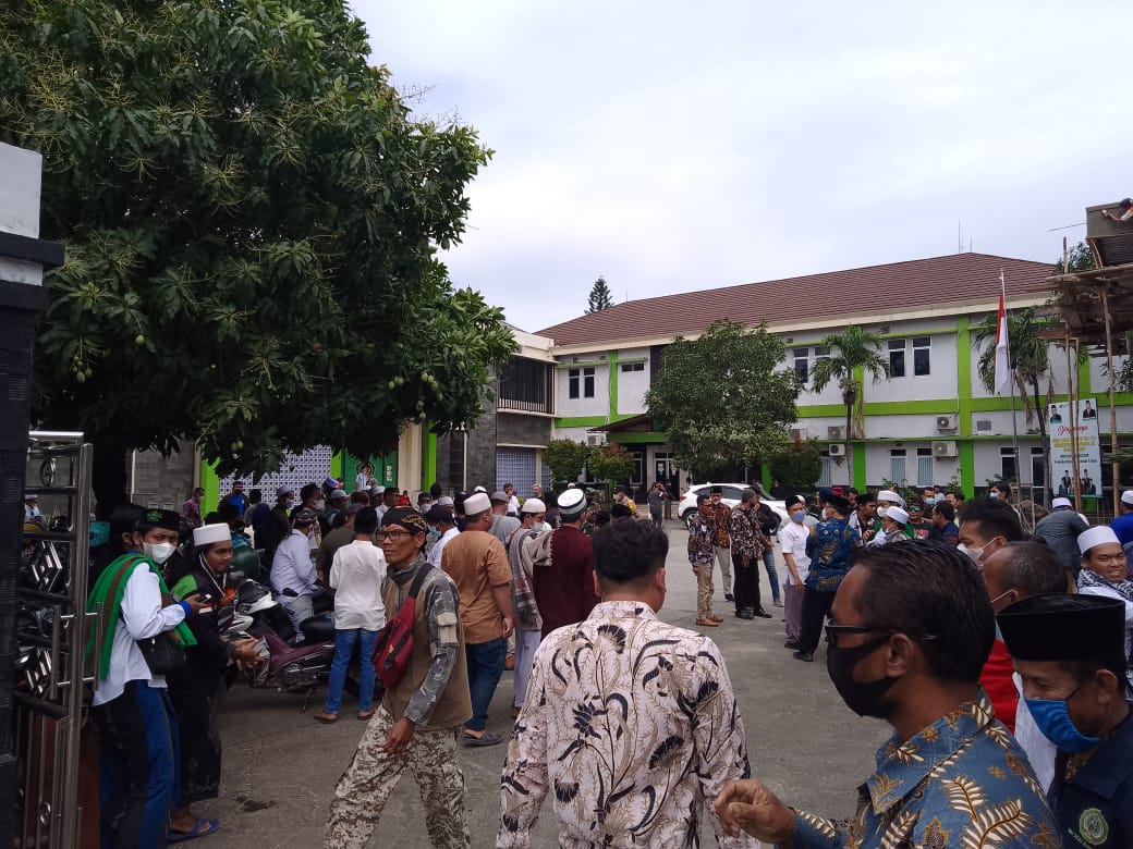 Massa Demo Kecam Menag Berkumpul di Halaman Kantor Kemenag Karawang