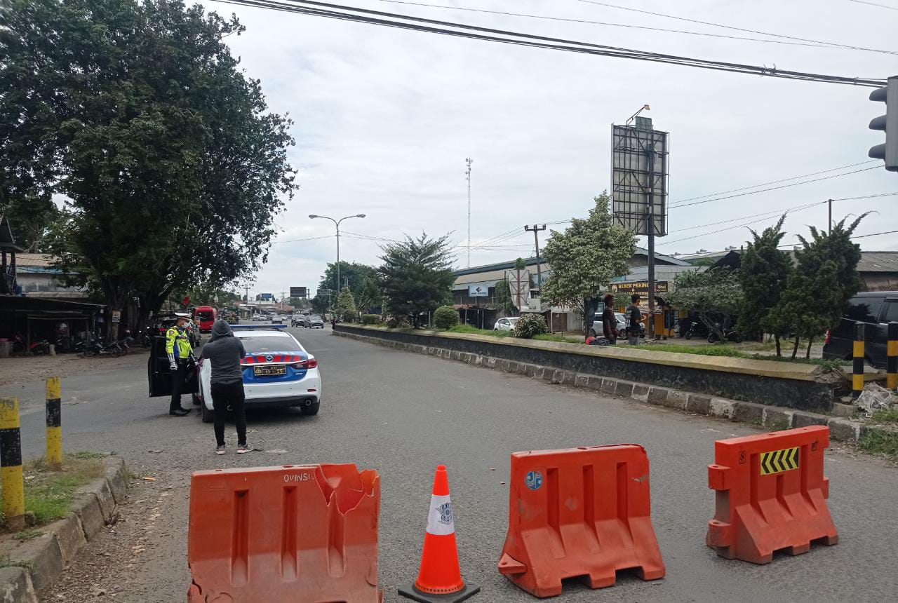 Polres Karawang Alihkan Kendaraan Sumbu Tiga ke Gerbang Tol Karawang Barat