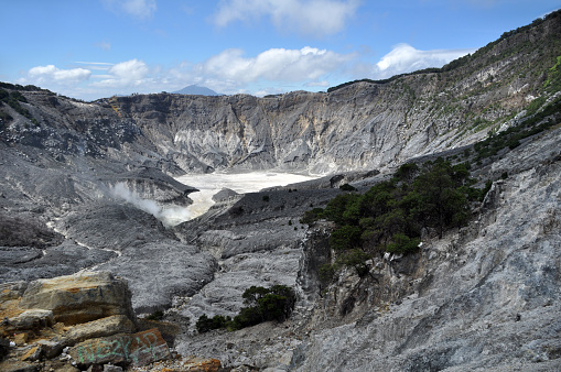 Jangan Dulu Mendekat Kawah Gunung Tangkuban Parahu Keluarkan Asap Berbahaya bagi Manusia