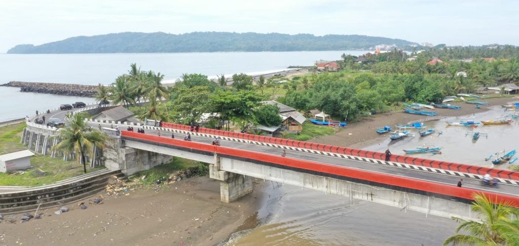 Sangat Ikonik, Ridwan Kamil Resmikan Jembatan Merah Pangandaran yang Sempat Viral di Medsos