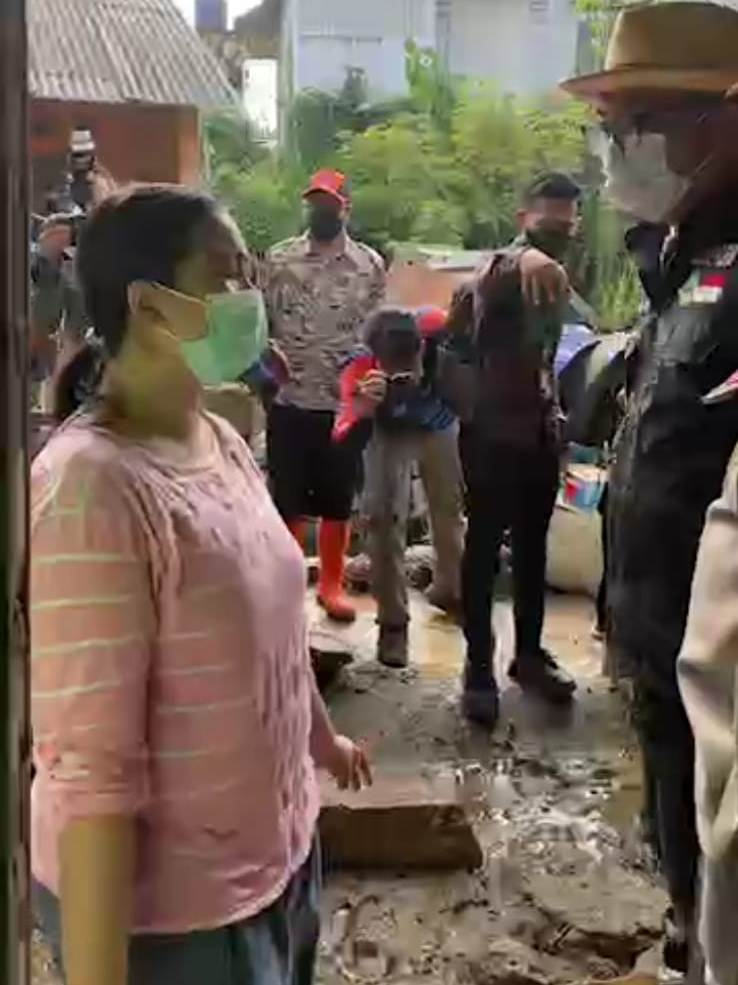 Gubernur Ridwan Kamil Cek Rumah Warga yang Rusak Dihantam Banjir Bandang Ciloto