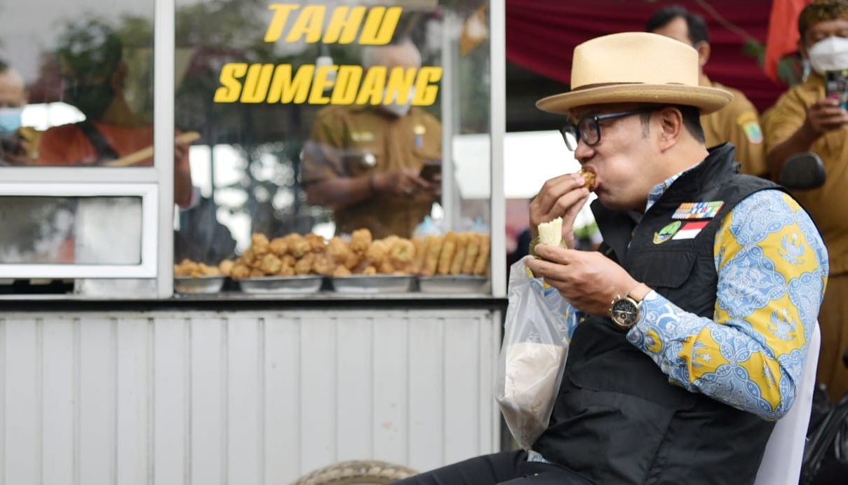 Di Karawang, Gubernur Ridwan Kamil Sempat Makan Gorengan di Pinggir Jalan