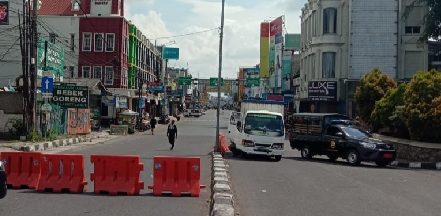 PPKM Level 2 Lagi, Polisi Tutup 9 Ruas Jalan di Karawang