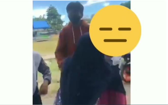 Viral! 2 Wanita Adu Mulut dan Jambak Rambut Jadi Tontonan, Tak Ada yang Melerai