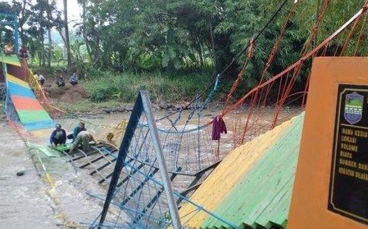 JembatanÂ Gantung Ambruk, Puluhan Santri Berjatuhan ke Sungai