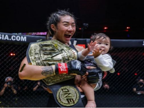 Pertahankan Gelar Juara Dunia ONE Womenâ€™s Atomweight, Angela Lee Rayakan Kemenangan Sembari Gendong Anak