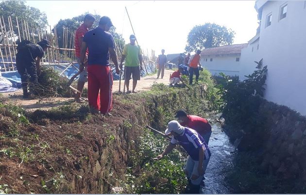 Antisipasi Banjir, Warga Tamanrahayu Gotong-royong Bebersih Lingkungan